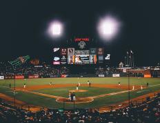 排球赛场焦点！西班牙队对阵德国队，意外判罚引发热议，比赛氛围紧张